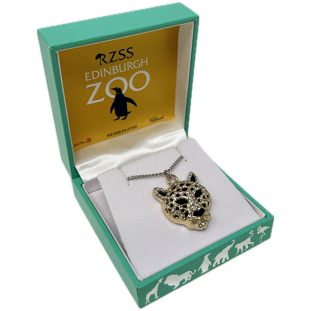 Spread some sparkle with this dazzling Edinburgh Zoo Boxed Cheetah Face Pendant Necklace. Silver plated pendant and chain, comes in an Edinburgh Zoo branded gift box.
46cm long chain 3cm pendant
