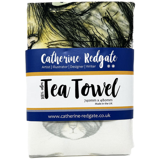 Wipe away your spills with this purrrfectly pawsome Wildcat Tea Towel! Featuring Catherine Redgate's adorable illustration of a wildcat, this Highland Wildlife Park souvenir will be a wild addition to your kitchen!