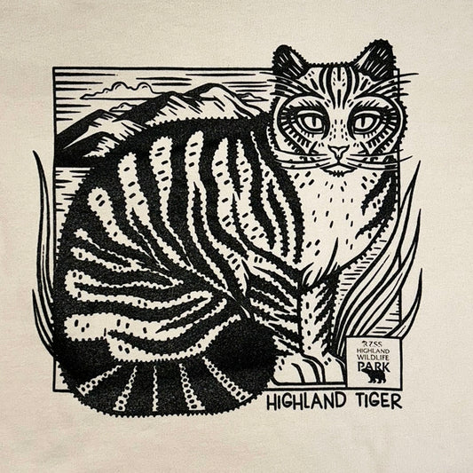 Show your stripes in our Highland Wildlife Park Highland Tiger Sweatshirt in oat. Our soft and sustainable organic cotton fabric ensures you stay comfortable all day, while the unique Wildcat design by the Royal Zoological Society of Scotland (RZSS) helps you stand out with style.