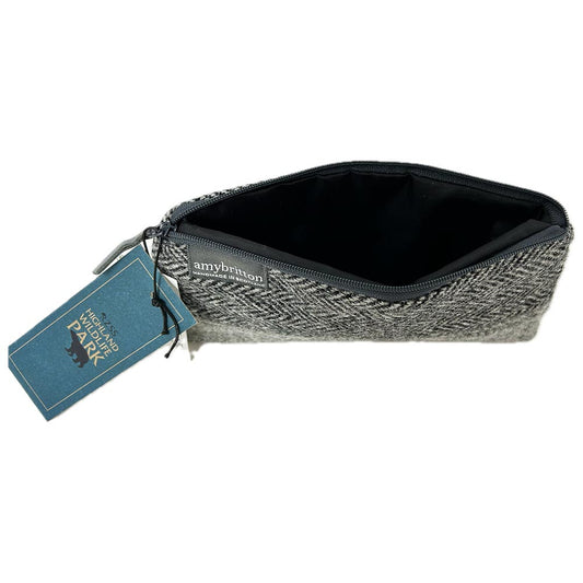 Highland Wildlife Park Polar Bear Harris Tweed® Wash Bag by Amy Britton, an independent Scottish manufacturer of contemporary Harris Tweed® Accessories, created from her love of textiles and design. One large internal compartment, lined and zip closure.