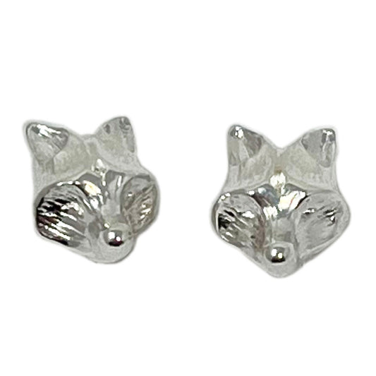 Reeves & Reeves Sterling Silver Wolf Stud Earrings, made exclusively for RZSS. Certainly a real eye catcher, and perfect for the socialite who likes to stand out from the crowd! Made from high quality sterling silver, the beautifully crafted wolf heads have exquisite detailing, so wild, and with their striking details they are sure not to be missed!