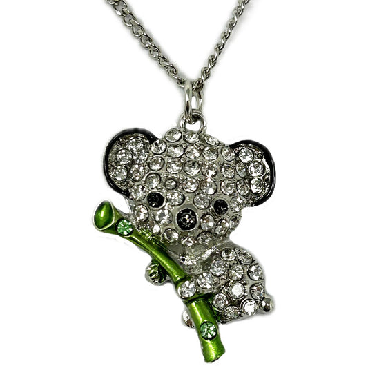 Spread some sparkle with this dazzling Edinburgh Zoo Boxed Koala Pendant. Silver plated pendant and chain, comes in an Edinburgh Zoo branded gift box.