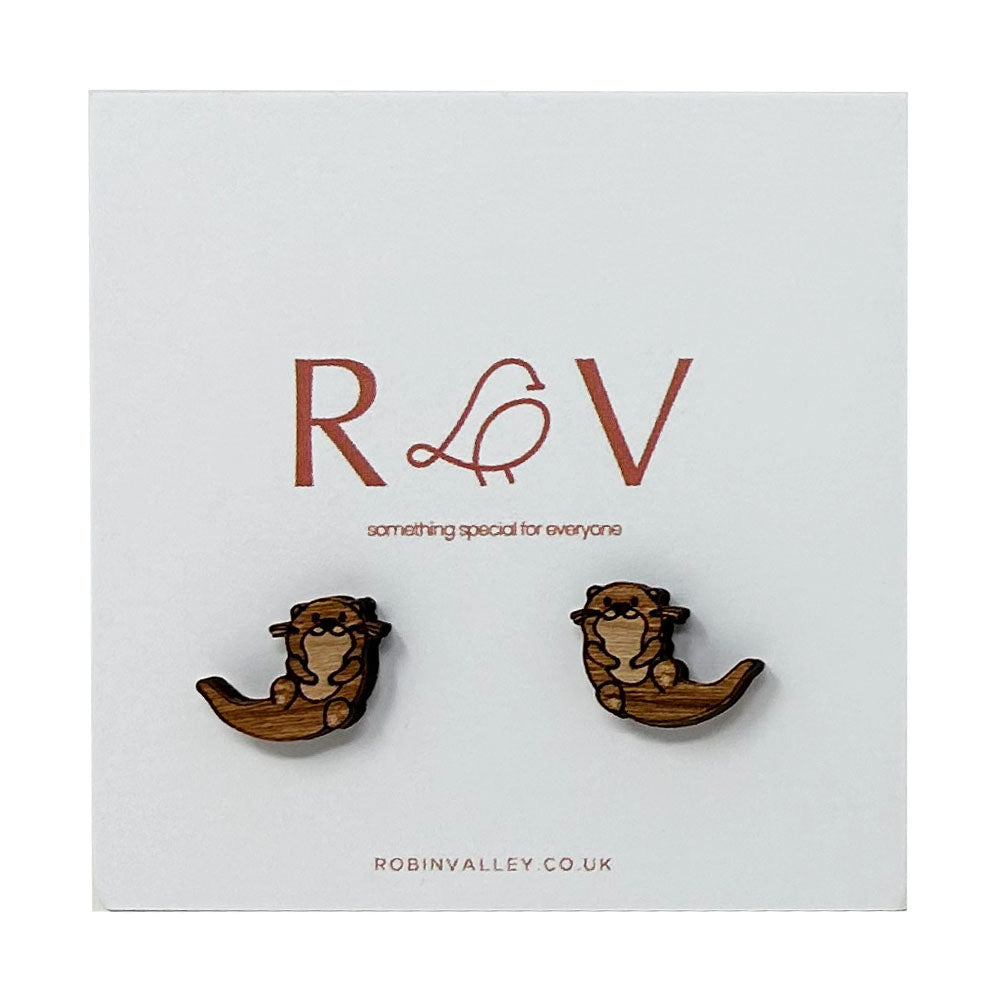 These Otter Cherrywood Earrings will make a statement without leaving a big pawprint. Perfectly petite at 1.2 x 1.3 cm, these delicate accessories are responsibly presented in eco-friendly packaging. Steal the spotlight with these unique and cute earrings!