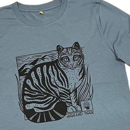 Show your stripes in our Highland Wildlife Park Highland Tiger T-shirt in stone blue. Our soft and sustainable organic cotton fabric ensures you stay comfortable all day, while the unique Wildcat design by the Royal Zoological Society of Scotland (RZSS) helps you stand out with style.