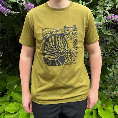 Show your stripes in our Highland Wildlife Park Highland Tiger T-shirt in moss green. Our soft and sustainable organic cotton fabric ensures you stay comfortable all day, while the unique Wildcat design by the Royal Zoological Society of Scotland (RZSS) helps you stand out with style.